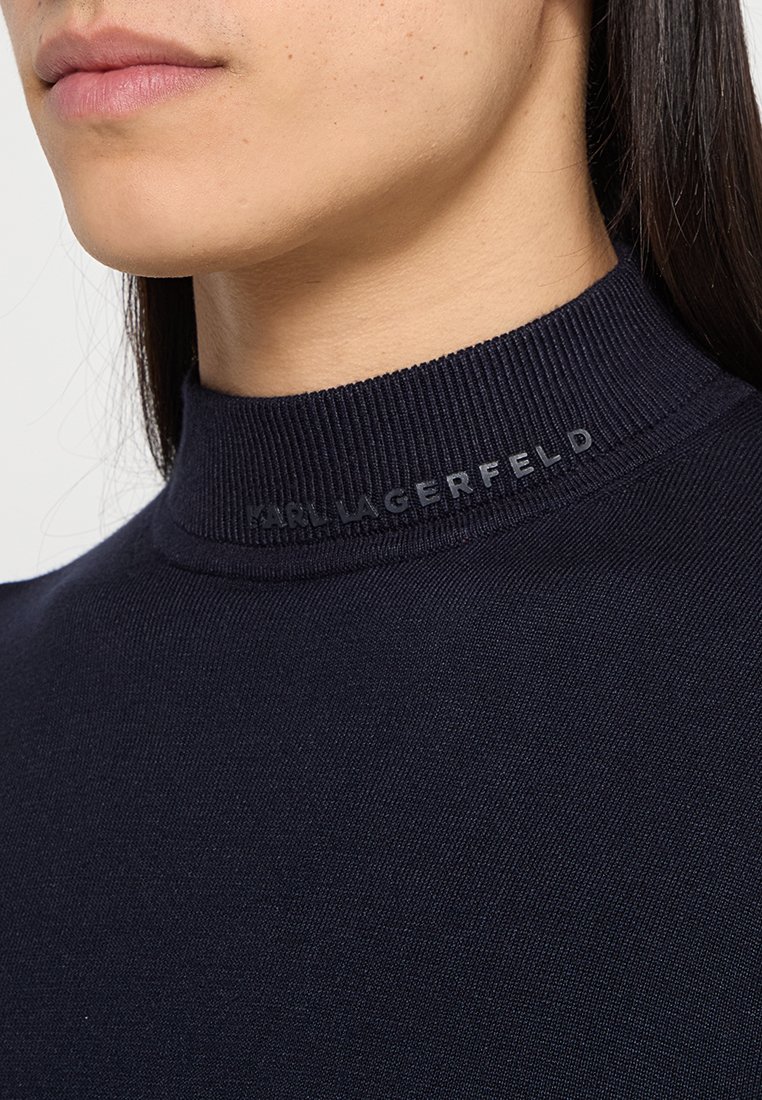 Navy Pullover mit Stehkragen aus strukturiertem Strickstoff, mit einem dezenten Logo "KARL LAGERFELD" am Kragen in passender Farbe.