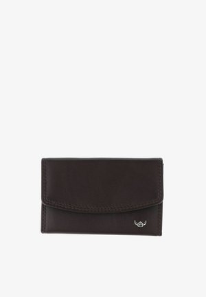 Portefeuille en cuir marron foncé avec rabat arrondi et petit logo argenté en bas à droite, isolé sur fond blanc.