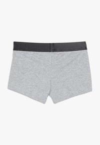 Shorts en coton gris avec une taille élastique noire. Le tissu présente une texture lisse et un design simple et uni.
