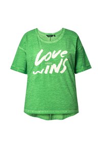 Grünes Kurzarm-T-Shirt mit rundem Ausschnitt und lockerem Schnitt, mit weißem Text „LOVE ALWAYS WINS“ deutlich sichtbar aufgedruckt.