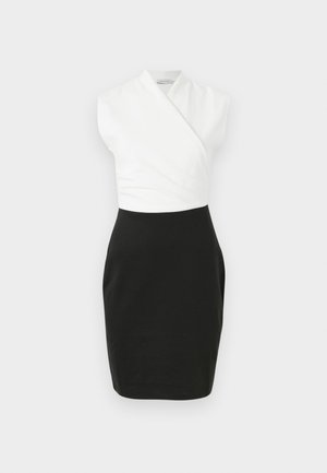 Fekete és fehér ruha, testhez álló siluettel. A felső része átcsavarodott dizájnnal rendelkezik, miközben a textúra simának és elasztikusnak tűnik. Rövid ujjú.