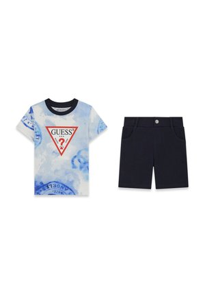 T-shirt a maniche corte con logo, stampa tie-dye blu e bianco, abbinata a pantaloncini blu scuro tinta unita con tasche frontali e chiusura con bottone.