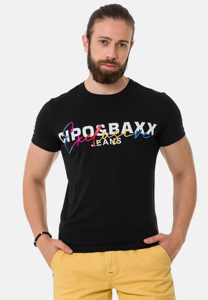 Schwarzes Baumwoll-T-Shirt mit auffälligem, buntem Text "GIPOBAXX Exklusive Jeans" in Weiß, Pink, Gelb und Blau. Kurze Ärmel und runder Halsausschnitt.