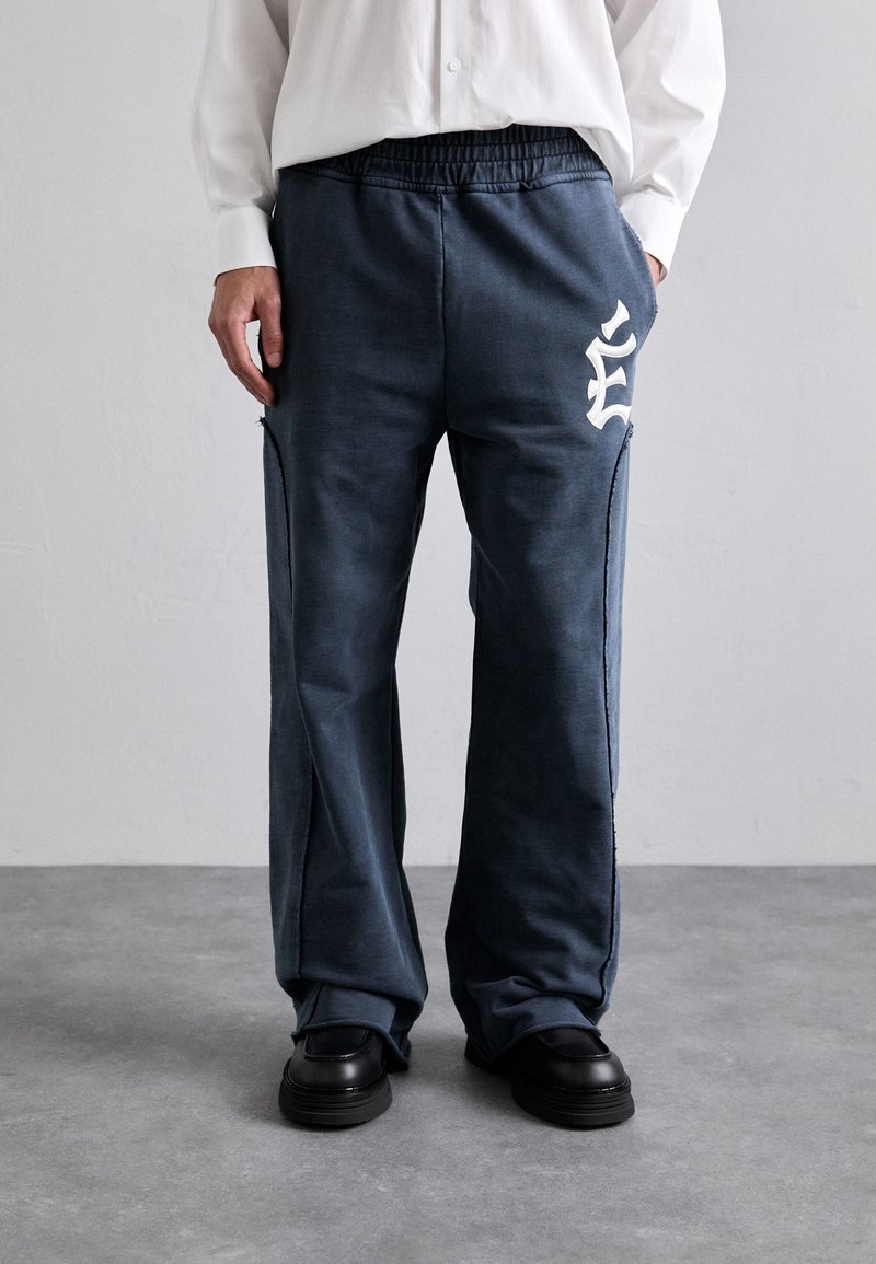 Études PANT EMBROIDERED - Tracksuit bottoms - navy