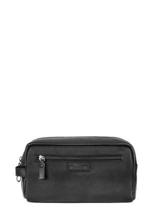 Czarna skórzana prostokątna kosmetyczka z przednią kieszenią na zamek, naszywką z logo i boczną pętlą do uchwytu na białym tle.