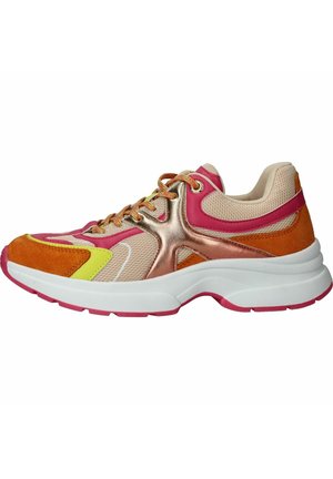 Bunt gefärbter Sneaker aus orangefarbenem und pinkem Wildleder, mit metallisch roségoldenen Akzenten, Netzpaneelen und einer klobigen weißen und pinken Sohle.