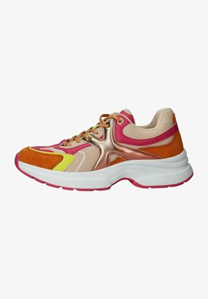 Bunt gefärbter Sneaker aus orangefarbenem und pinkem Wildleder, mit metallisch roségoldenen Akzenten, Netzpaneelen und einer klobigen weißen und pinken Sohle.