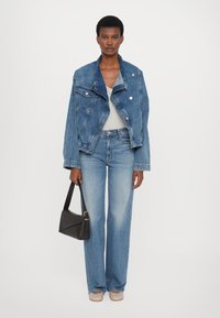 Mother MID RISE TUNNEL VISION SNEAK SUPERIOR - Široke kavbojke - blue denim