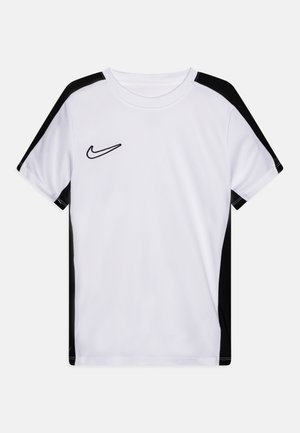 Biała koszulka sportowa z czarnymi panelami na ramionach, lekkiego materiału, okrągły dekolt i haftowane logo Nike po lewej stronie klatki piersiowej.