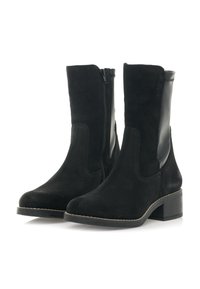 Botines negros de empeine bajo que combinan ante suave y texturizado con un tacón cuadrado. Cierre lateral con cremallera para facilitar el calzado.