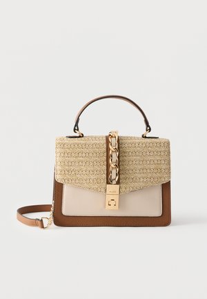 Sac à main structuré beige et marron avec rabat tressé, accent chaîne dorée, poignée supérieure et bandoulière amovible sur fond blanc.