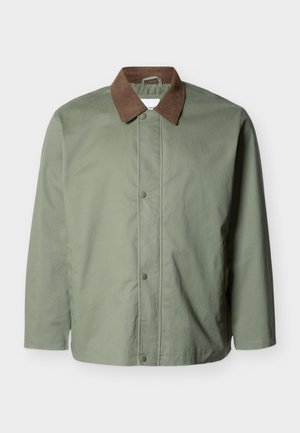 Olivgrüne Herrenjacke mit braunem Cordkragen, Druckknopfverschluss, langen Ärmeln und geradem Saum.