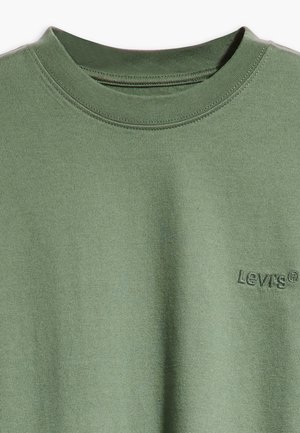 Zielony sweter z okrągłym dekoltem, z wyszywanym logo Levi's na lewej stronie klatki piersiowej, w kolorze dopasowanej zieleni.