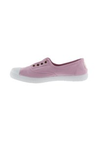 Scarpa slip-on in tela rosa con punta in gomma bianca, dotata di quattro fori e suola bianca testurizzata. Design minimalista con cuciture sottili.