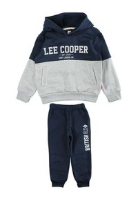 Ensemble de survêtement deux pièces bleu marine et gris avec un sweat à capuche et un pantalon. Comprend la marque "LEE COOPER EST. 1908" et une taille élastique sur le pantalon.