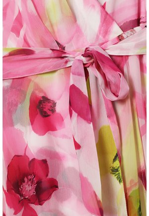 Bloemen wikkeljurk met een roze en gele kleurenpalet, doorschijnende stof en een strikceintuur op de taille met grote bloemenpatronen.