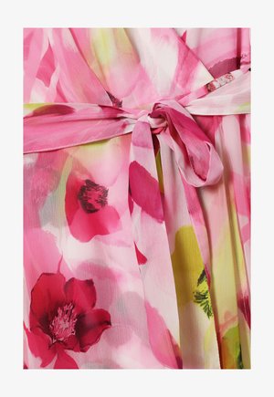 Sukienka w kwiaty z różowo-żółtą paletą kolorów, przezroczystym materiałem oraz paskiem zawiązywanym w talii z dużymi wzorami kwiatowymi.