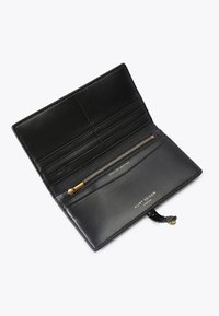 Zwarte leren portemonnee met een soepele textuur, met meerdere kaartsleuven, een ritsvak en een gouden accentrits.