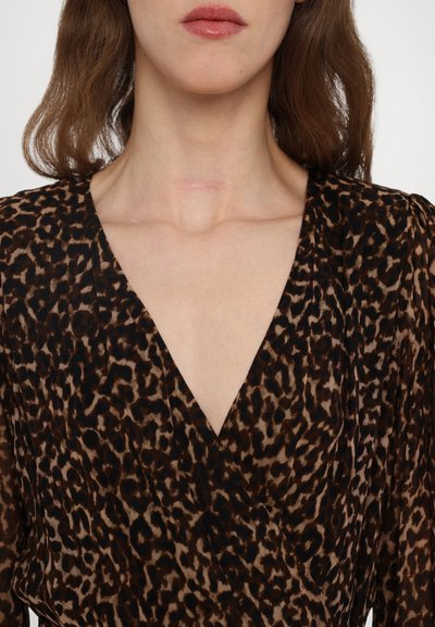 Rochie cu imprimeu leopard, cu decolteu adânc în V, realizată dintr-un material ușor. Prezintă un model texturat în nuanțe de maro și negru.