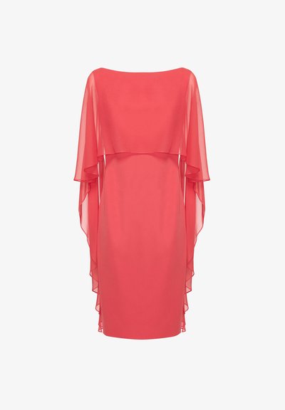 Rochie din chiffon corai cu o croială lejeră, având mâneci fluturate și un design cu un corp suprapus. Textură netedă și siluetă de lungime medie.