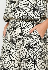 LolaLiza WITH FLORAL PRINT - Hlače - black