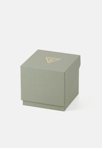 Kvadrāta formas dāvanu kastēm ar teksturētu gaiši zaļu materiālu. Augšpusē ir zelta trīsstūra logotips un salokāma vāka konstrukcija.