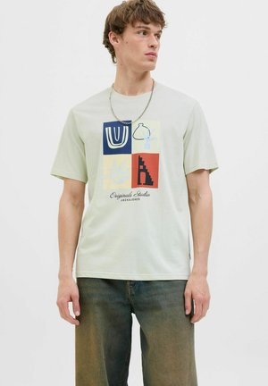 RUNDHALSAUSSCHNITT  - Print T-shirt - celadon tint