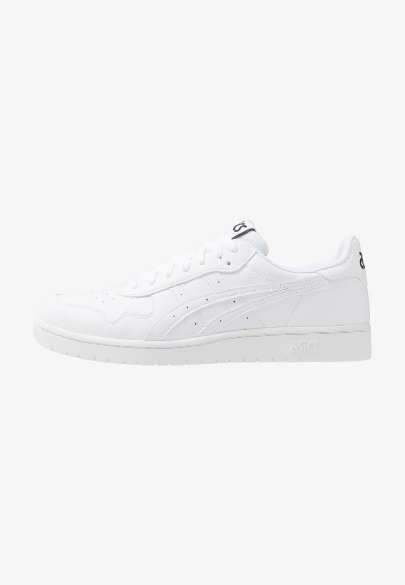 Baskets basses blanches ASICS avec fermeture à lacets, dessus texturé, bandes logo sur le côté et semelle en caoutchouc plate.