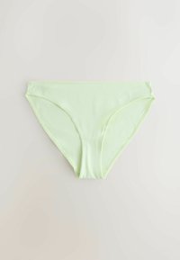 Hellgrüner, im Bikini-Stil gehaltener Damenslip liegt flach auf neutralem Hintergrund und zeigt Vorderansicht sowie Details der geschwungenen Nähte.