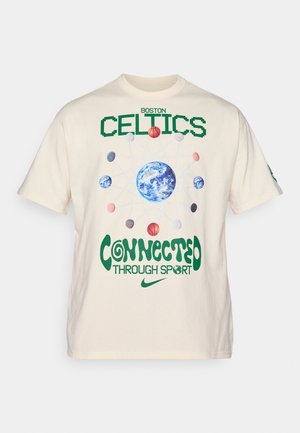 Krēmpalvas kokvilnas T-krekls ar tekstu "BOSTON CELTICS" zaļā krāsā, zeme, planētas un teksts "SAVIENOTI CAURI SPORTAM" zaļā krāsā.