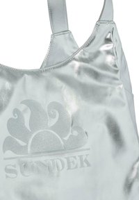 Borsa in tessuto metallizzato argenteo con design curvo e spallacci larghi. Un logo del sole e la scritta "SUNDEK" sono stampati in un colore più chiaro.