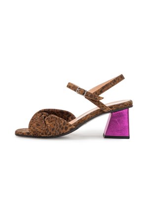 Sandali con tacco stampa leopardata con dettaglio frontale annodato, materiale leggero e tacco triangolare metallico rosa.
