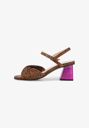 Sandali con tacco stampa leopardata con dettaglio frontale annodato, materiale leggero e tacco triangolare metallico rosa.