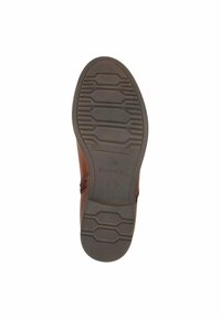 Chaussure en cuir marron avec une semelle en caoutchouc texturé, présentant des motifs de crampons et un bout arrondi. Fermeture éclair sur le côté, design minimaliste.