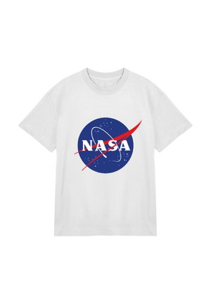 Witte katoenen T-shirt met een blauw circulair NASA-logo met een rode diagonale lijn, omringd door witte sterren op de blauwe achtergrond.