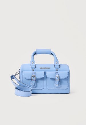 Lichtblauwe Dr. Martens handtas met twee voorzakken met gespen, bovenhandvatten en een afneembare schouderriem op een effen achtergrond.