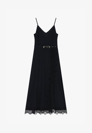 Abito nero senza maniche con spalline sottili, una cintura in vita, pizzo sul bordo e un dettaglio verticale in pizzo lungo un lato.