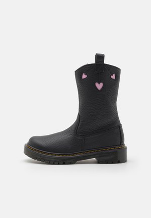 Stivale alla caviglia nero in pelle texture, con ritagli a forma di cuore rosa e un pratico gancio per il piede, dotato di una suola in gomma robusta e dettagli in cucitura gialla.