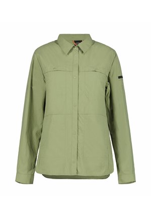 Camisa de manga larga color verde claro con botones, hecha de tela texturizada, con dos bolsillos en el pecho y un cuello interior de color contrastante.