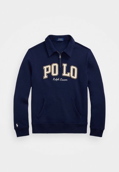 Temno modra mikica s stoječim ovratnikom, polovičnim zadrgo, velikim logotipom "PO LO", kenguru žepom in malim vezenim logotipom konja na rokavu.