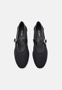 Ein Paar schwarze, strukturierte Mary Jane Ballerinas mit runden silbernen Schnallen und innen mit ALDO-Branding.