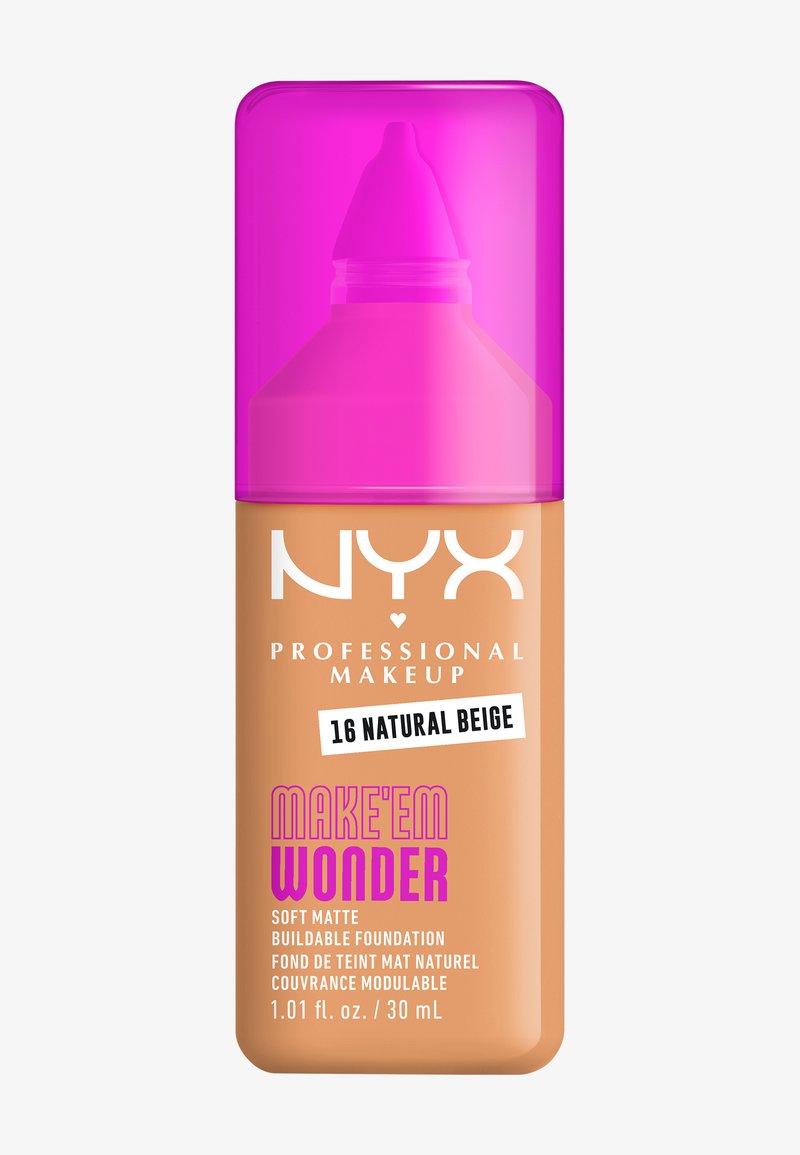 Flacon de fond de teint NYX Makeup avec fini mat doux, couleur marron clair, bouchon rose et étiquette indiquant "16 Beige Naturel" et "Make 'Em Wonder".