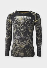 Sort langærmet skjorte med et dristigt grafisk design af et skeletansigt og mekaniske elementer i grå og guld toner.