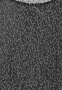 Černá tkanina s jemným vzorem zvířecího tisku v odstínech šedé, s hladkým povrchem a rozptýlenými kamínkovými akcenty.