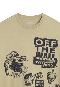 Beige bomulds t-shirt med sorte grafiske tryk, herunder tekst og illustrationer af en hånd, et ansigt og en peber, med rund halsudskæring.