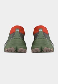 Ζευγάρι πράσινα και πορτοκαλί παπούτσια για τρέξιμο σε μονοπάτια, από πίσω, με δομημένες σόλες και ετικέτα "275°" στο πίσω μέρος.