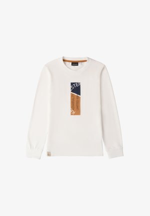 Long-sleeve white shirt with a graphic patch in navy, beige, and orange featuring text. Soft material and elastic cuffs at the sleeves.
