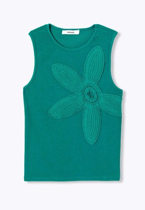 Haut sans manches couleur sarcelle avec encolure ronde présentant un grand motif texturé de fleur à cinq pétales sur le côté avant gauche.