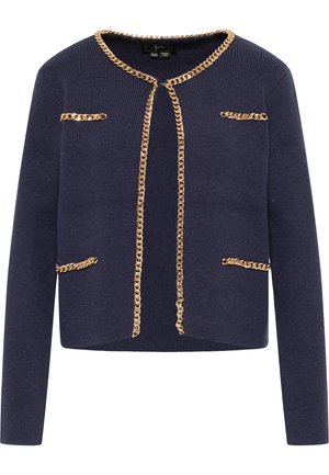Cárdigan de punto azul marino con acentos de cadena dorada en el escote y los bolsillos frontales, con un diseño corto y mangas largas.