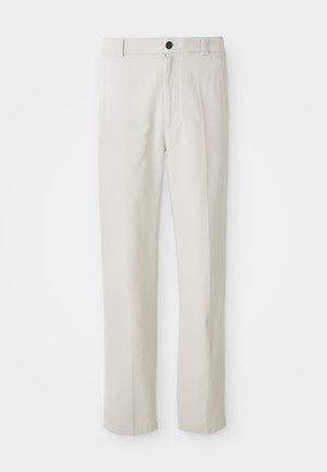 Pantalons beiges à jambe droite avec passants de ceinture, bouton avant et fermeture éclair, présentés à plat sur un fond blanc.
